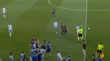 اشتباك جماعي انتهى بطرد.. «خناقة شوارع» في مباراة بالدوري الإسباني